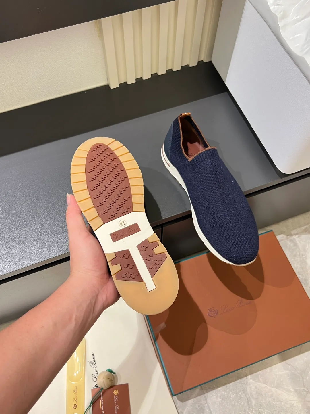 Men's Men's Shoes 💰p380 Loro Men's Shoes 💰piana/Noyo Piana 360 L Men's Shoes 💰p Flexy Walk Men's Sports Shoes These sports shoes are made of knitted wool uppers, and the heel is wrapped in smooth calf leather. Merino sheep are selected from Australia and New Zealand. The upper is machine-woven like a sweater, and then equipped with a white rubber outsole and a Kummel-colored sole. It is both beautiful and non-slip. The fabric is 100% cashmere and the insole is calf leather. It is super comfortable on the feet! Comes with full original packaging! Multiple colors available! Size: 38-44 (45 customized)
